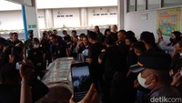 Warga yang datang melayat tampak menangis histeris ketika peti jenazah tiba di ruangan Terminal Kargo (Foto: Trisno Mais/detikcom)