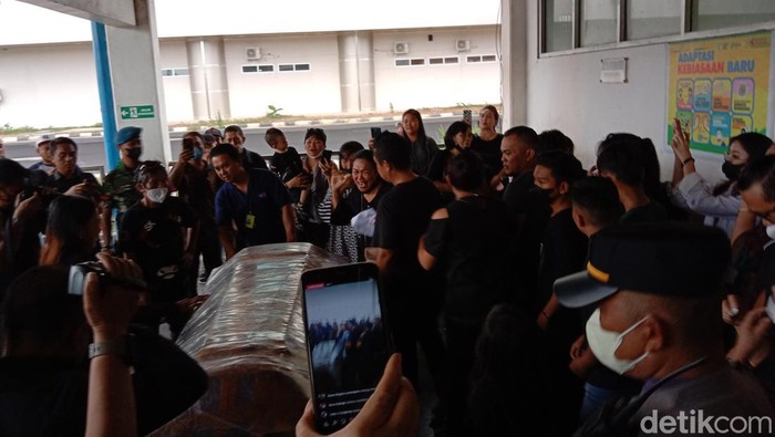 Warga yang datang melayat tampak menangis histeris ketika peti jenazah tiba di ruangan Terminal Kargo. Warga yang datang melayat tampak menangis histeris ketika peti jenazah tiba di ruangan Terminal Kargo.