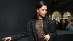 Intip Gaya Artis di Paris Fashion Week, Ada yang Pakai Baju Transparan