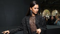 Gaya Memukau Zendaya di Paris Fashion Week, Menerawang Bertabur Kristal