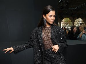 Gaya Memukau Zendaya di Paris Fashion Week, Menerawang Bertabur Kristal