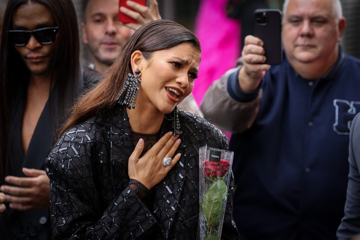 Zendaya di Fashion Show Valentino Spring 2023 PARIS, FRANCE - OCTOBER 02: (EDITORIAL USE ONLY - For Non-Editorial use please seek approval from Fashion House) Zendaya attends the Valentino Womenswear Spring/Summer 2023 show as part of Paris Fashion Week on October 02, 2022 in Paris, France. (Photo by Pascal Le Segretain/Getty Images)