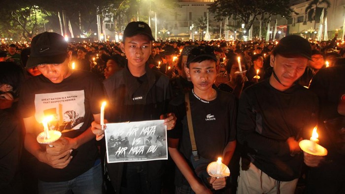 1.000 Lilin untuk Korban Tragedi Kanjuruhan Suporter Persebaya memegang lilin saat mengikuti doa bersama di Tugu Pahlawan, Surabaya, Jawa Timur, Senin (3/10/2022). Doa bersama itu untuk para korban tragedi kerusuhan di Stadion Kanjuruhan, Malang. ANTARA FOTO/Didik Suhartono/hp.
