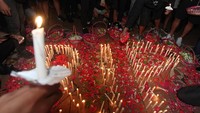 Doa bersama itu untuk para korban tragedi kerusuhan di Stadion Kanjuruhan, Malang. ANTARA FOTO/Didik Suhartono.