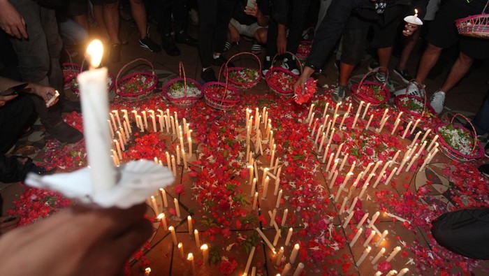 Tampak lilin dibentuk menjadi tulisan RIP