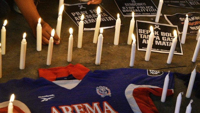 Seorang suporter sepak bola mengikuti aksi solidaritas untuk suporter Arema di Bekasi, Jawa Barat, Senin (3/10/2022). Aksi tersebut sebagai aksi solidaritas dan bentuk keprihatinan atas tragedi kerusuhan sepakbola di Stadion Kanjuruhan Malang. ANTARA FOTO/ Fakhri Hermansyah/hp.