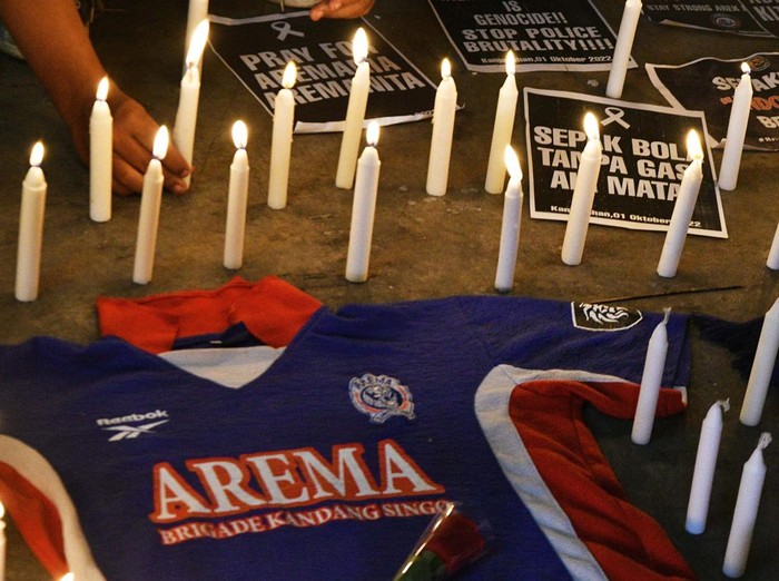 Seorang suporter sepak bola mengikuti aksi solidaritas untuk suporter Arema di Bekasi, Jawa Barat, Senin (3/10/2022). Aksi tersebut sebagai aksi solidaritas dan bentuk keprihatinan atas tragedi kerusuhan sepakbola di Stadion Kanjuruhan Malang. ANTARA FOTO/ Fakhri Hermansyah/hp.