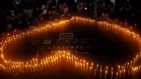 Sejumlah suporter melakukan doa bersama dan penyalaan lilin di Monumen Gerakan Banteng Nasional (GBN) Slawi, Kabupaten Tegal, Jawa Tengah, Senin (3/10/2022) malam. ANTARA FOTO/Oky Lukmansyah.