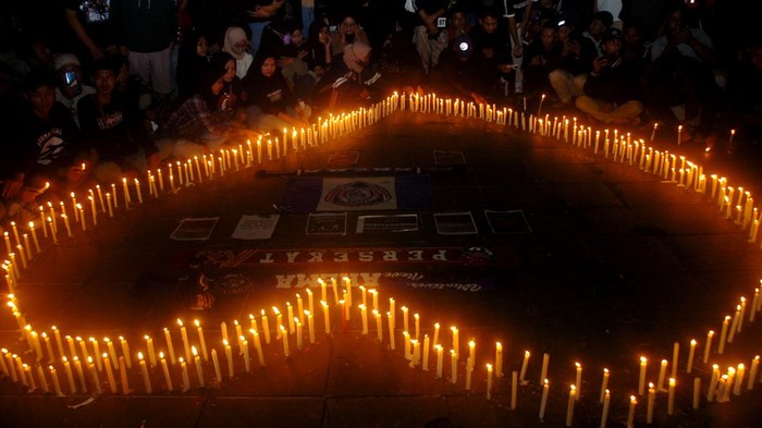 Sejumlah suporter melakukan doa bersama dan penyalaan lilin di Monumen Gerakan Banteng Nasional (GBN) Slawi, Kabupaten Tegal, Jawa Tengah, Senin (3/10/2022) malam. Aksi menyalakan seribu lilin oleh suporter Persatuan Sepak Bola Kabupaten Tegal (Persekat) yang tergabung dalam Skater tersebut sebagai bentuk solidaritas serta berbelasungkawa atas tragedi meninggalnya 125 orang suporter Arema FC di Stadion Kanjuruhan . ANTARA FOTO/Oky Lukmansyah/hp.
