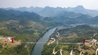 Jembatan ini pun tergantung setinggi 206 meter.
