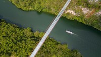 Jembatan ini pun membelah Sungai Lianjing.