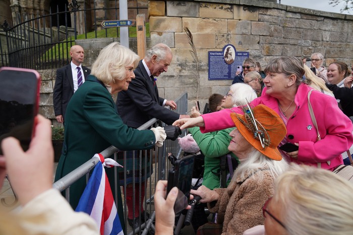 FIFE, SCOTLAND - OCTOBER 03: King Charles III greets members of the public as he arrives at an official council meeting at the City Chambers in Dunfermline, Fife, to formally mark the conferral of city status on the former town, ahead of a visit to Dunfermline Abbey to mark its 950th anniversary on October 3, 2022 in Fife, Scotland. (Photo by  Andrew Milligan - Pool/Getty Images)