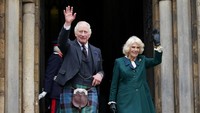 Dalam kesempatan itu, Raja Charles terlihat mengenakan setelan jas namun dengan bawahan yang unik: rok kotak-kotak dan kaus kaki merah tinggi. (Foto: Andrew Milligan/Getty Images) 