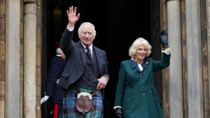 FIFE, SCOTLAND - OCTOBER 03: King Charles III greets members of the public as he arrives at an official council meeting at the City Chambers in Dunfermline, Fife, to formally mark the conferral of city status on the former town, ahead of a visit to Dunfermline Abbey to mark its 950th anniversary on October 3, 2022 in Fife, Scotland. (Photo by  Andrew Milligan - Pool/Getty Images)