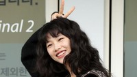 Buat atasan, Jung Ho Yeon memilih mengenakan crop top abu-abu yang kemudian dilapis jaket hitam. (Foto: Han Myung-Gu/WireImage) 