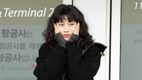 Jung Ho Yeon tampil dengan cargo pants hitam dan sepatu kulit berwarna gelap. (Foto: Han Myung-Gu/WireImage) 