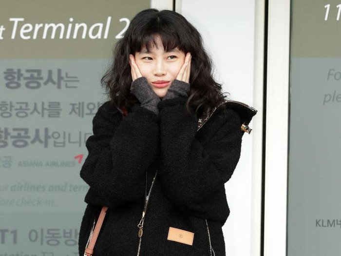 1429623280 INCHEON, SOUTH KOREA - OCTOBER 02: Model, Chung Ho-Yeon aka Jung Ho-Yeon is seen on departure at Incheon International Airport on October 02, 2022 in Incheon, South Korea. (Photo by Han Myung-Gu/WireImage)
