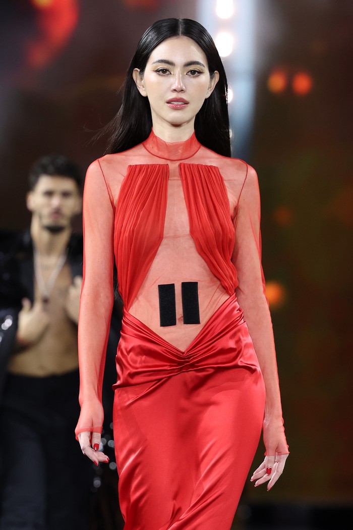 1429744703 PARIS, FRANCE - OCTOBER 02: (EDITORIAL USE ONLY - For Non-Editorial use please seek approval from Fashion House) Mai Davika walks the runway during the