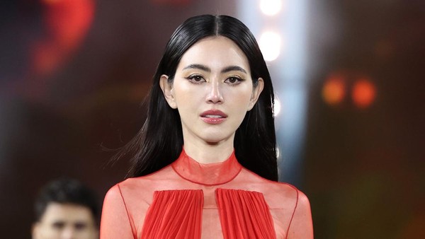 Postur Supermodel Sempurna Davika Hoorne