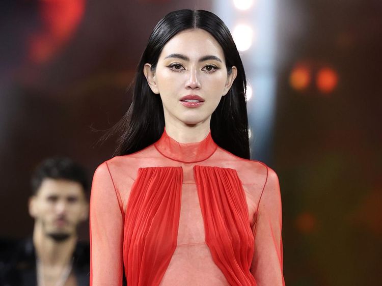 Postur Supermodel Sempurna Davika Hoorne