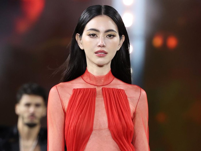 PARIS, FRANCE - OCTOBER 02: (EDITORIAL USE ONLY - For Non-Editorial use please seek approval from Fashion House) Mai Davika walks the runway during the Le Defile Walk Your Worth By LOreal Womenswear Spring/Summer 2023 show as part of Paris Fashion Week on October 02, 2022 in Paris, France. (Photo by Pascal Le Segretain/Getty Images)
