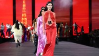 Tampak ada dua garis hitam di bagian perut gaun tersebut sebagai aksen. (Foto: Getty Images/Pascal Le Segretain)  