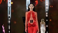 Davika Hoorne diundang oleh salah satu brand asal Paris dalam event Le Defile Walk Your Worth. (Foto: Getty Images for LOréal Paris/Pietro S. DAprano)  