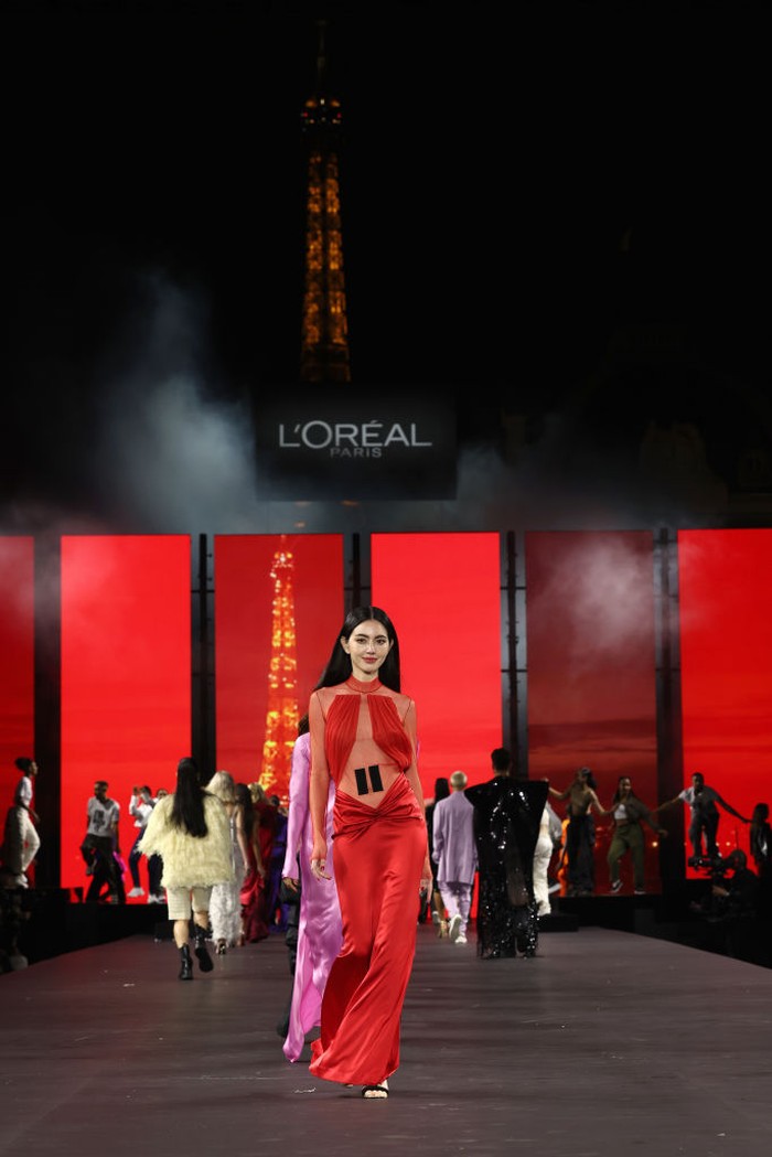 1429768404 PARIS, FRANCE - OCTOBER 02: Davika Hoorne walks the runway during the