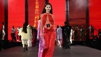 Postur sempurna Davika Hoorne di runway. (Foto: Getty Images for LOréal Paris/Pietro S. DAprano)  