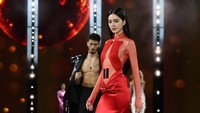 Davika mengenakan busana bernuansa merah dengan separuh bagian atas transparan. (Foto: Getty Images for LOréal Paris/Pietro S. DAprano)  