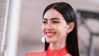 Davika Hoorne terlihat percaya diri saat melintas di runway. (Foto: Getty Images for LOréal Paris/Pietro S. DAprano)  