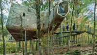 Rumah Pohon Evans oleh Modus Studio, Arkansas, AS. Rumah pohon yang ditemukan di Garvan Woodland Gardens Universitas Arkansas ini adalah bagian dari rencana ambisius untuk membawa anak-anak kembali ke hutan. Terinspirasi oleh dendrologi (studi tentang pohon dan tanaman berhutan), struktur eksteriornya adalah cangkang semi-transparan yang terbuat dari 113 tulang kayu pinus kuning yang memungkinkan udara dan sinar matahari masuk ke dalamnya.