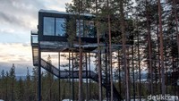 Kamar ke-7 oleh Snohetta, Harads, Swedia. Dengan fasad kayu gelap yang ditopang oleh 12 kolom, rumah pohon ini memiliki pohon pinus besar yang tumbuh di tengahnya. Interiornya menampilkan lantai kayu ash dan dinding kayu lapis birch. Para tamu memiliki akses ke lounge ramping untuk pertemuan sosial, dua kamar tidur minimalis dengan skylight yang luas, dan teras dengan pemandangan Lembah Sungai Lule.