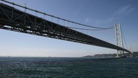 Posisi pertama dipegang oleh Jembatan Akashi Kaikyo di Jepang. Jembatan ini terbentang sejauh 1.991 meter yang menghubungkan Maiko, Kobe dengan Pulau Awaji. Matt Roberts/Getty Images