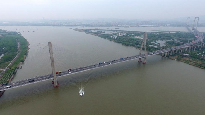 Selain sebagai penghubung transportasi melintasi perairan besar, jembatan juga berfungsi sebagai landmark yang megah. Berikut 8 jembatan gantung terpanjang dunia.