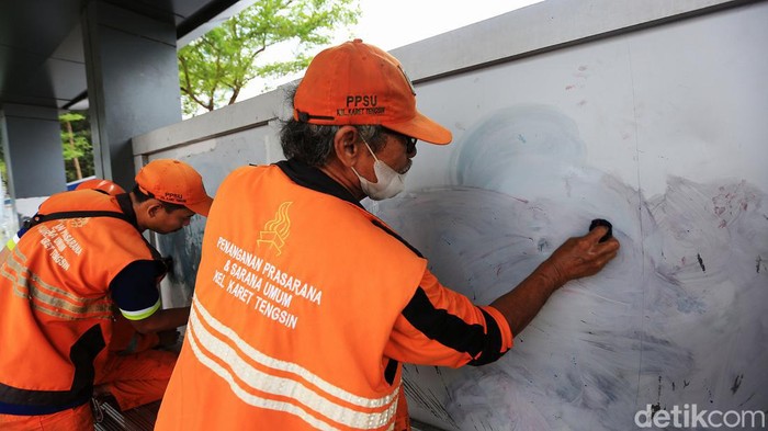 Aksi Petugas PPSU Bersihkan Coretan Vandalisme Petugas Penanganan Prasarana dan Sarana Umum (PPSU) membersihkan coretan vandalisme di Halte Dukuh Atas, Jakarta, Selasa (4/10/2022). Hal itu dilakukan agar tidak mengganggu pemandangan dan kebersihan kota. Petugas dengan menggunakan bensin menghapus coretan tersebut. Aksi vandalisme ini dilakulan oleh orang tidak bertanggung jawab di malam hari sebelumnya.