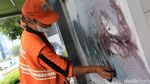 Kerja Keras Petugas PPSU Bersihkan Vandalisme di Halte Dukuh Atas