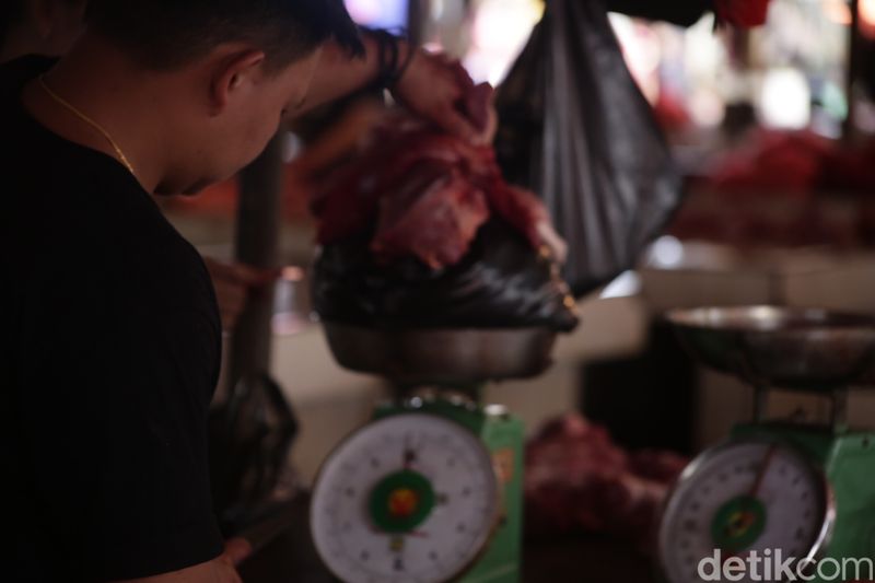 Aktivitas jual beli daging hewan liar di Pasar Tomohon, Sulawesi Utara.