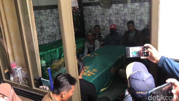 anak kehilangan orang tua di tragedi kanjuruhan