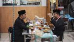 10 Momen Anies Baswedan Makan di Warteg hingga Bubur Ayam Kaki Lima