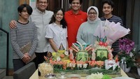 Potret lain dari keluarga Anies Baswedan yang tampak harmonis. Saat itu, mereka sedang merayakan ulang tahun Ferry Farhati dengan menyajikan nasi tumpeng komplet. Foto: Instagram @aniesbaswedan