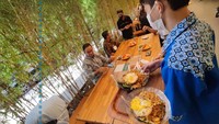 Foodcourt Megaria juga sempat dikunjungi oleh Anies tahun lalu. Di sana, Anies memesan bakmi goreng yang terkenal sedapnya. Foto: Instagram @aniesbaswedan