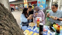 Sosok Anies diketahui sayang dengan keluarganya. Begini momen kebersamaannya dengan istri dan anak-anak saat sarapan bubur di Bubur Ayam Kuningan racikan kang Upid di kawasan Kebayoran Baru, Jakarta Selatan. Foto: Instagram @aniesbaswedan