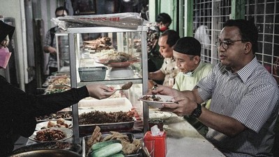 10 Momen Anies Baswedan Makan di Warteg hingga Bubur Ayam Kaki Lima