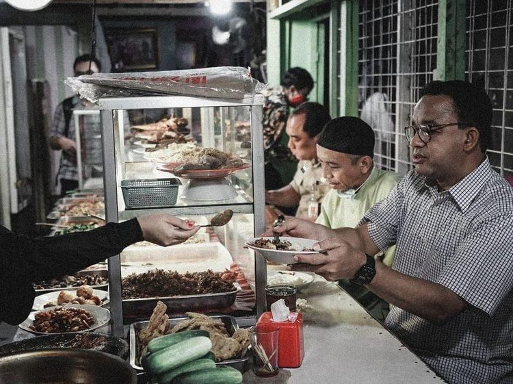 10 Momen Anies Baswedan Makan di Warteg hingga Bubur Ayam Kaki Lima