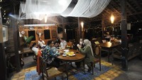 Anies juga sempat mampir ke sebuah kafe bernama Limasans Finest yang memiliki konsep rumah Jawa Limasan. Kafe tersebut tampak homey dengan beragam pajangan antik. Foto: Instagram @aniesbaswedan