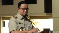 Anies memberikan sambutan saat meresmikan Rusun Asrama Polri. Pembangunan Rusun Asrama Polri ini merupakan hasil kolaborasi Pemprov DKI Jakarta dengan Polda Metro Jaya.