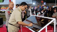 Anies menandatangani prasasti peresmian Rusun Asrama Polri yang terletak di Gondangdia, Menteng, Jakarta Pusat, Selasa (4/10/2022).