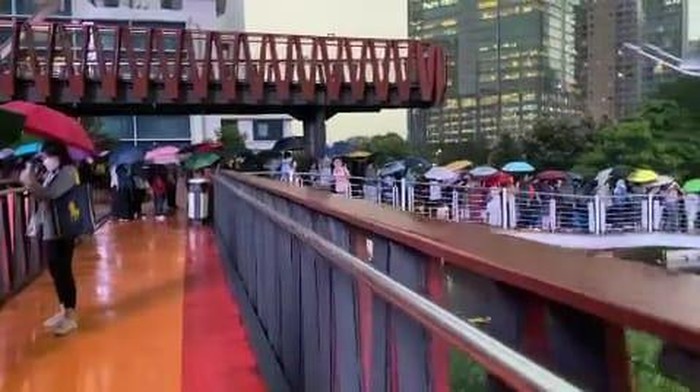 Antre penjumpang TransJ hingga JPO Karet Sudirman