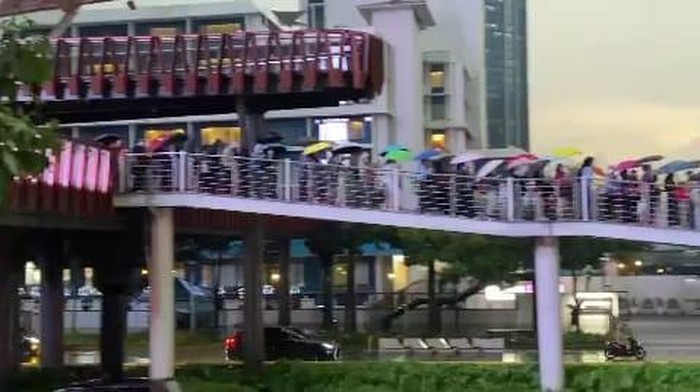 Antre penjumpang TransJ hingga JPO Karet Sudirman Antre penjumpang TransJ hingga JPO Karet Sudirman